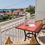 Luka\'S Lodge Guesthouse & Hostel