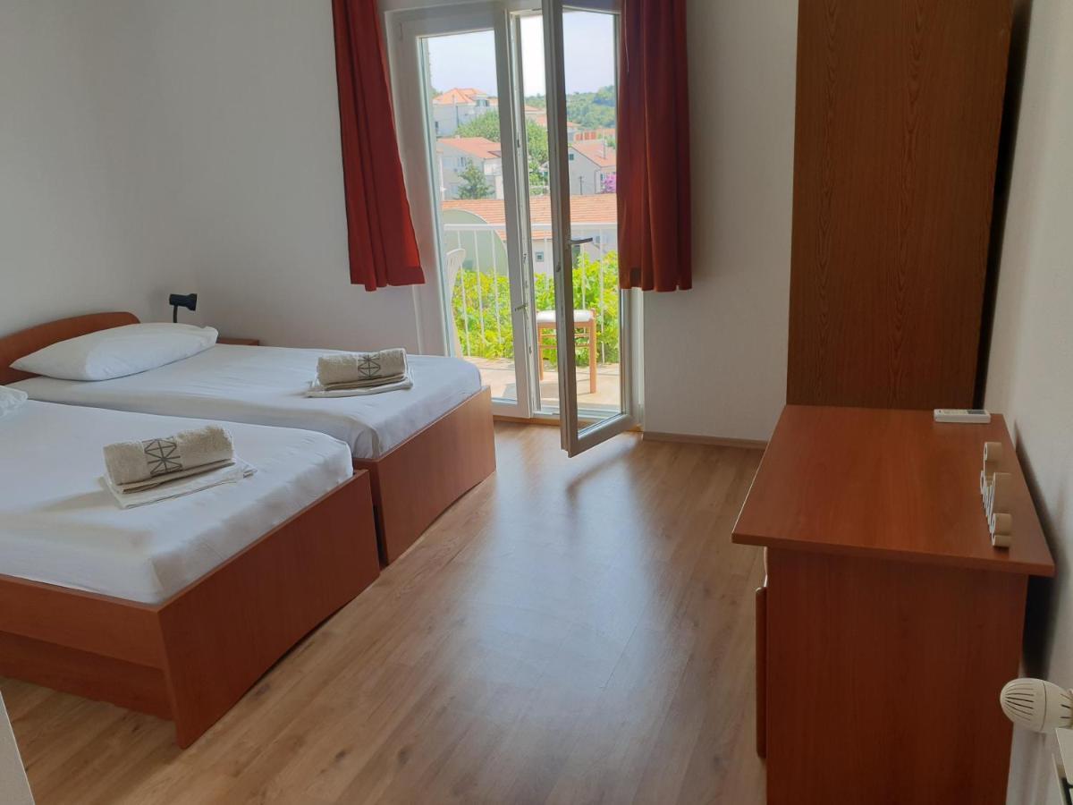 Luka's & Hostel Hvar Town